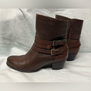 Naturalizer Katrina leather booties/ ankle boots w/ buckled straps. Brown. 10